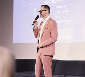 phil-dankner-rosa-anzug